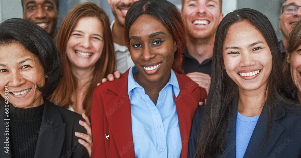 Multigenerational workers smiling in front of camera inside business office - Multiracial, job employees, entrepreneur and teamwork concept - Main focus on right asian girl face Multigenerational workers smiling in front of camera inside business office - Multiracial, job employees, entrepreneur and teamwork concept - Main focus on right asian girl face