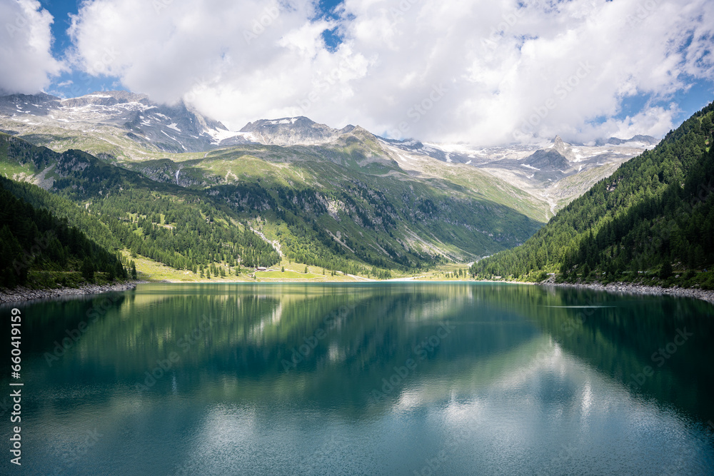 Spiegelung des Neves-Stausee in Südtirol