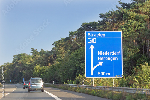 Verkehrsschild auf Autobahn 40, Ausfahrt Niederdorf