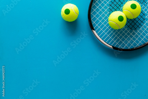 Tennis racquet and balls, top view. Sport games background © 9dreamstudio
