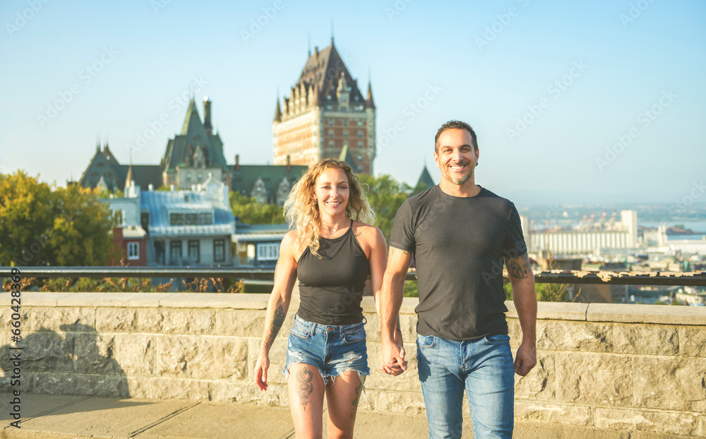 Obraz premium Quebec summer travel tourists couple in front of Frontenac Chateau, Old Quebec.