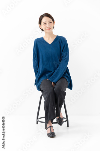 椅子に座る笑顔の女性