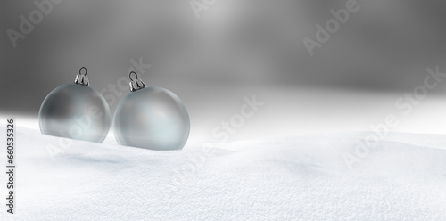 Silberne Weihnachtskugeln im Schnee