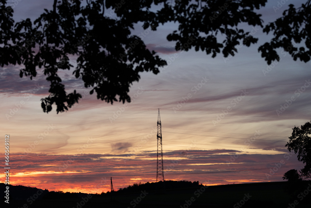 Sonnenuntergang auf der Steinegge im Oktober mit Sicht auf die Strommasten