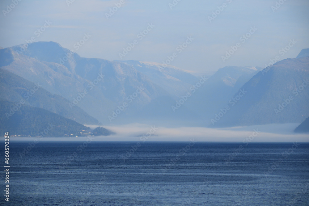 Fjord in Norwegen im Nebel
