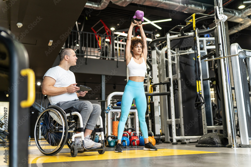 Obraz premium Physically, challenged fitness instructor trains his female client, demonstrating determination and dedication to their fitness journey.