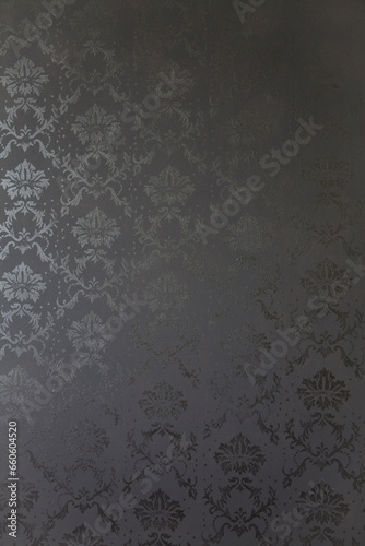 Schwarze Wand mit barockem schwarzem Muster in Silberglanzfarbe