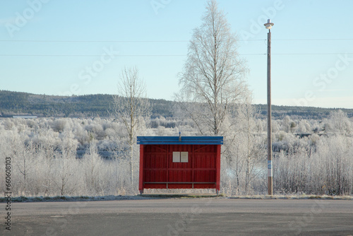 Foto red bus stop in winter