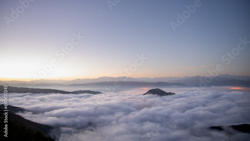 Fototapeta Naklejka Na Ścianę i Meble -  Mer de nuages en montagne au coucher de soleil avec les premières étoiles dans le ciel