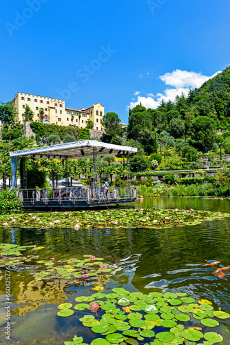 Der Seerosenteich in den Gärten von Schloss Trauttmansdorff in Meran, Südtirol (Italien)