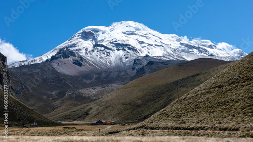 Volcán Chimborazo representa una belleza admirada por los turistas nacionales y extranjeros, también es un lugar para escalar todo el año. 