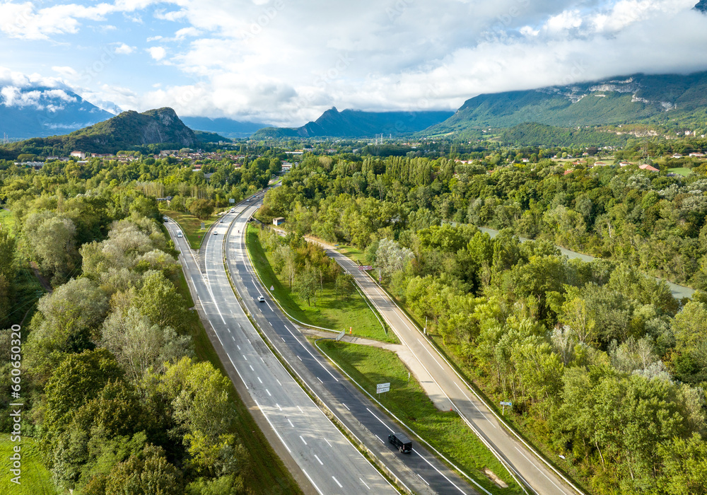 Vue aérienne d'une autoroute entourée de verdure