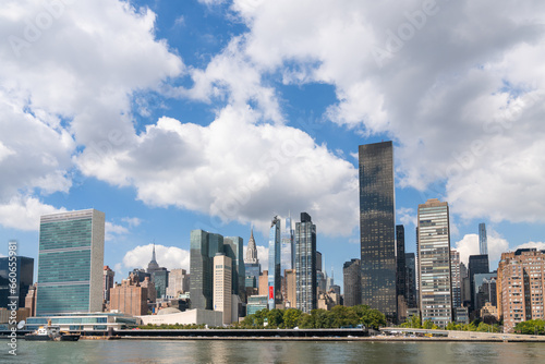 New York City skyline from Roosevelt island over the East river towards the skyscrapers of Manhattan Midtown and United Nation headquarters at day time, NYC, USA. A vibrant business neighborhood © VideoFlow