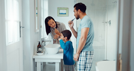 Deken met foto Tandarts Parents, child and brushing teeth in family home bathroom while learning or teaching dental hygiene. A woman, man and kid with toothbrush and toothpaste for health, cleaning mouth and wellness  © Clement C/peopleimages.com