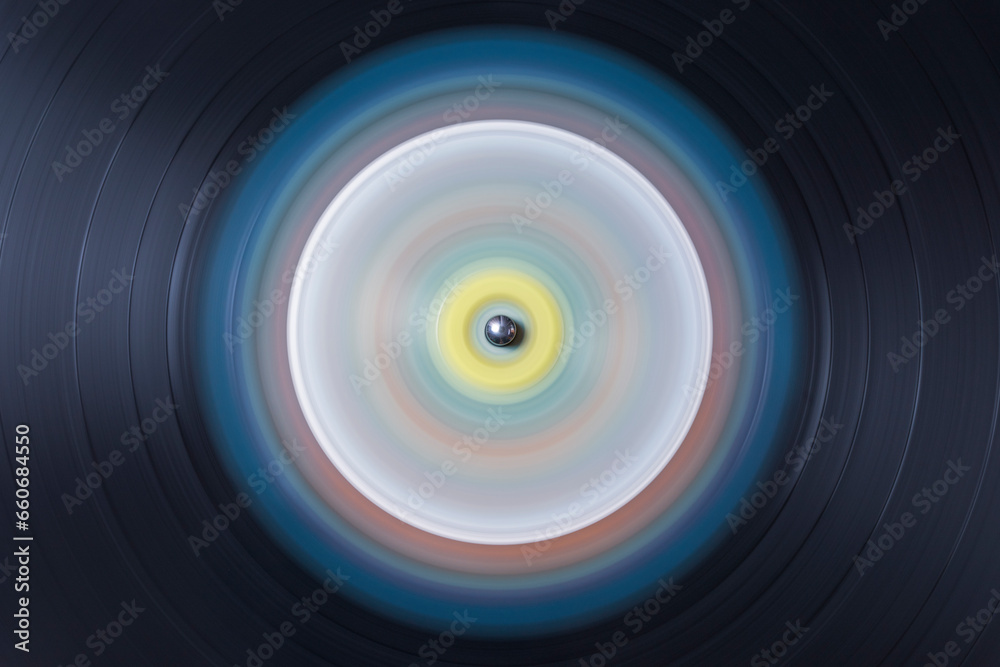 Detalle de los microsurcos de un antiguo disco de vinilo en movimiento Detalle de los microsurcos de un antiguo disco de vinilo en movimiento