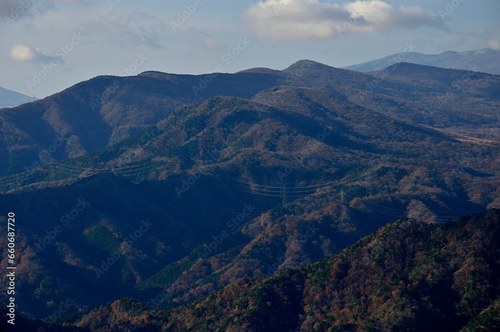 丹沢山地の菰釣山山頂より望む三国山稜と鉄砲木ノ頭(明神山)
丹沢山地の菰釣山山頂より望む三国山稜と鉄砲木ノ頭(明神山)