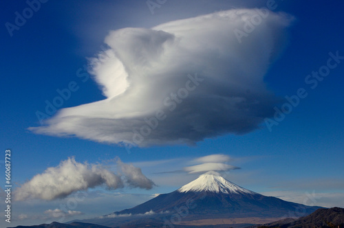 丹沢山地の菰釣山山頂より吊るし雲と笠雲が浮かぶ富士山 