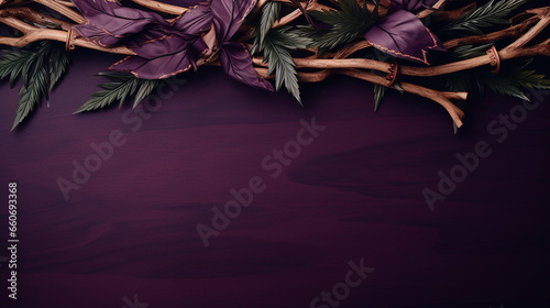  Fronteira de cruz de madeira, coroa de espinhos e folhas de palmeira sobre fundo de tecido roxo escuro