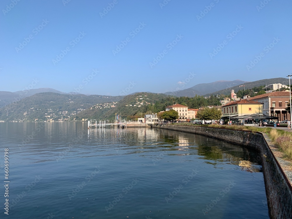 Seepromenade in Der Stadt Luino / Italien am Lago Maggiore / Ufer am See zwischen der Schweiz und Italien