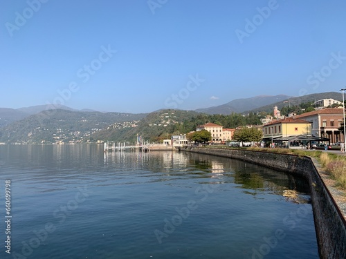 Εκτύπωση καμβά Seepromenade in Der Stadt Luino / Italien am Lago Maggiore / Ufer am See zwische