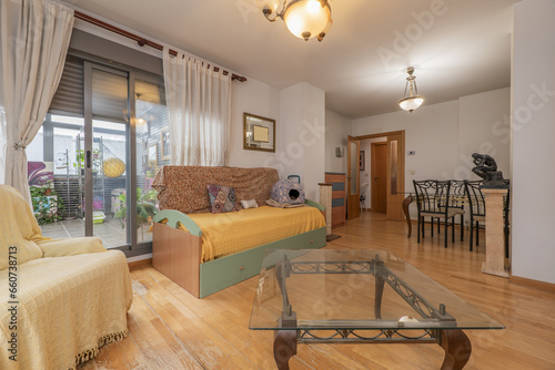 Cuadro en lienzo Living room in an apartment with mismatched furniture, a coffee table with a gla