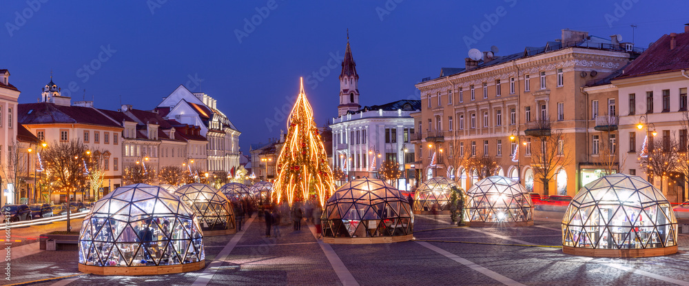 Obraz na płótnie Decorated Christmas tree and Market at night. Vilnius, Lithuania, Baltic states. w salonie