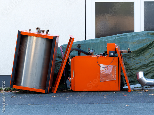 Foto Austausch alter Heizungsanlage, alter Heizkessel auf Straße