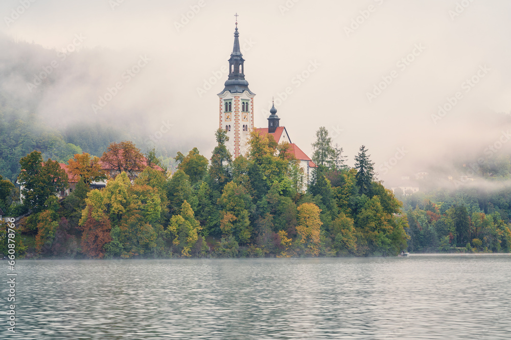 Φωτογραφία Famous alpine Bled lake (Blejsko jezero) in dense fog, amazing misty landscape, Slovenia