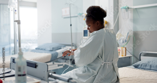 Foto Patient, hospital and thinking black woman after medical surgery for healthcare service, assessment or treatment