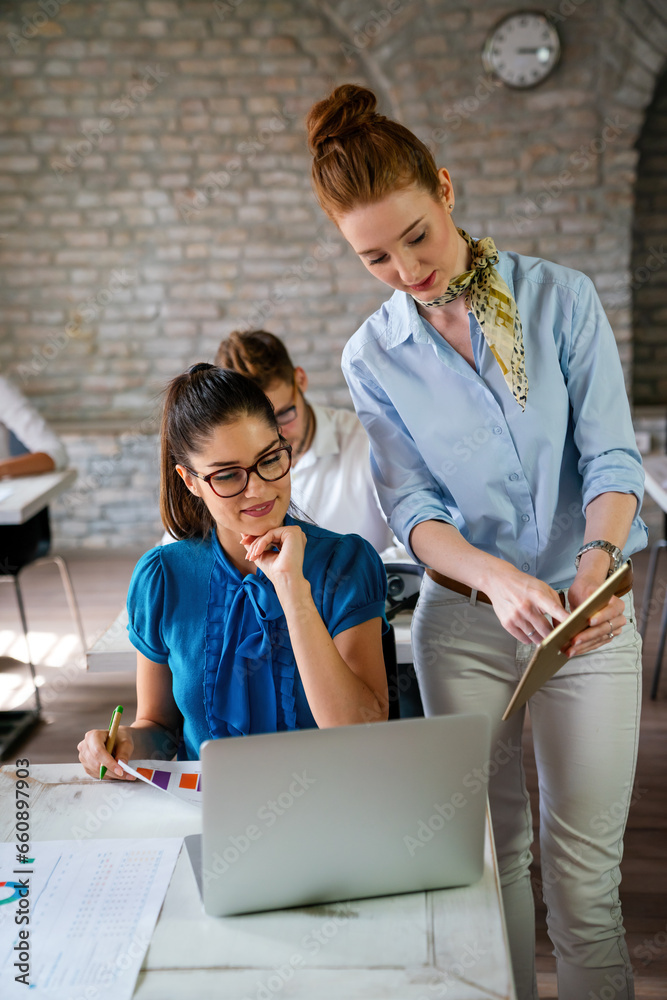 Obraz premium Business women entrepreneurs working in coworking space smiling, brainstorming as a team in office