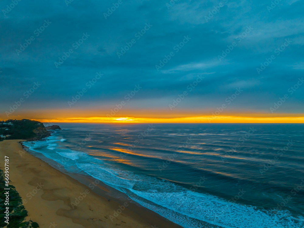 Obraz premium Sunrise at the seaside and lagoon with cloud cover
