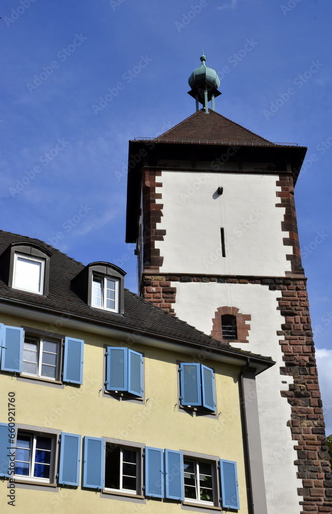 Schwabentor in Freiburg hinter einem Altbau