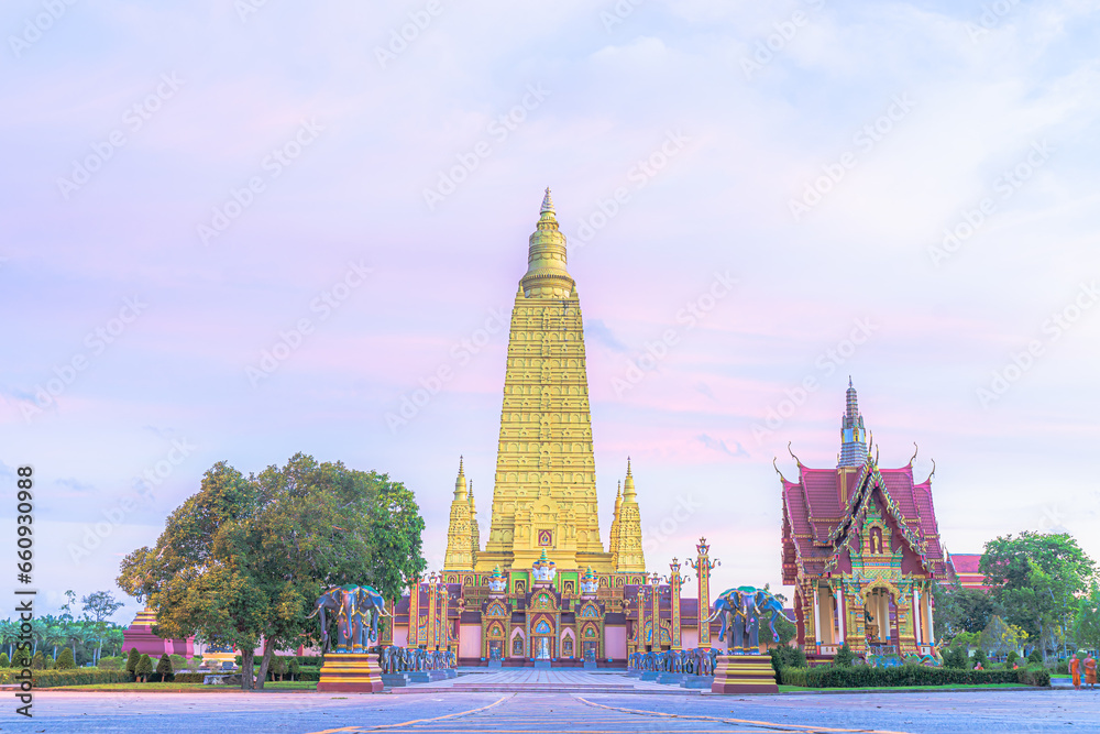 Obraz premium Sunset at Wat Mahathat Wachiramongkol (Wat Bang Thong) Thailand Krabi, Krabi Khlong Thom Temple 