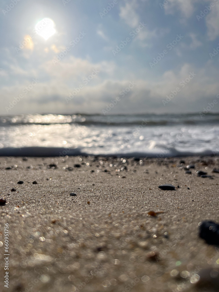 Fokus auf Urlaub - Wellen des Meeres brechen sanft am Strand Fokus auf Urlaub - Wellen des Meeres brechen sanft am Strand