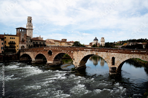Río Adige a su paso por Verona, Italia