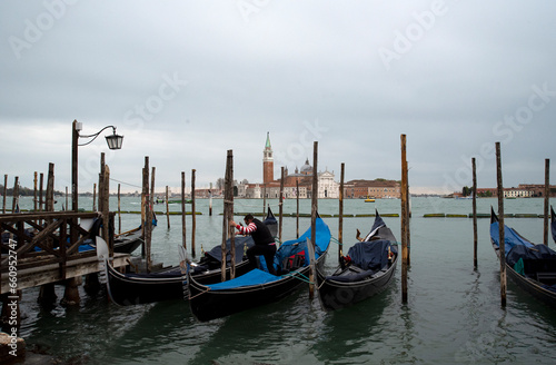 Gondolas amarradas en Gran Canal de Venezia