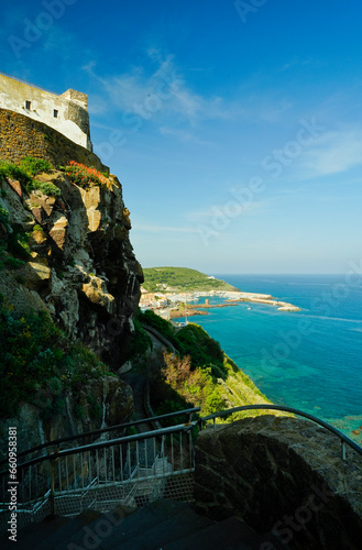 Il borgo medievale di Castel Sardo affacciato sullo spettacolare mare della Sardegna. Sardegna, provincia di Sassari. Italia