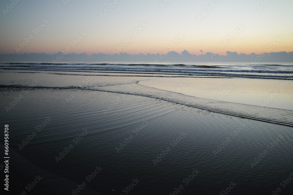 Fototapeta premium 球場久里浜の波打ち際