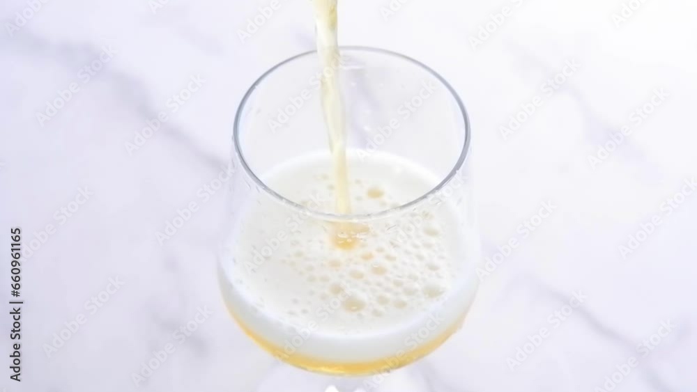 泡立ちのよいよく冷えたビールをグラスに注ぐ動画素材 泡立ちのよいよく冷えたビールをグラスに注ぐ動画素材