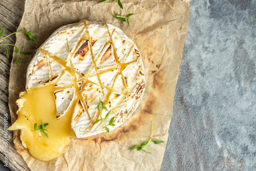 Foto Oven baked camembert cheese