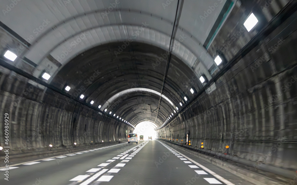 トンネル　希望の光　出口