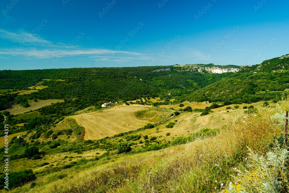 Tipico panorama dell'entroterra sardo. Sardegna, Italia