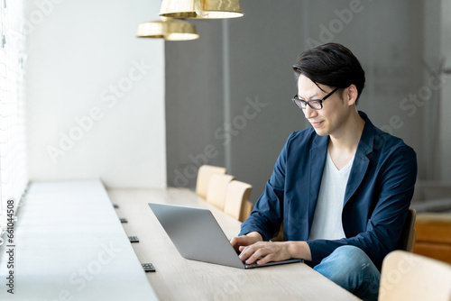 カフェでパソコンを使う男性 photo