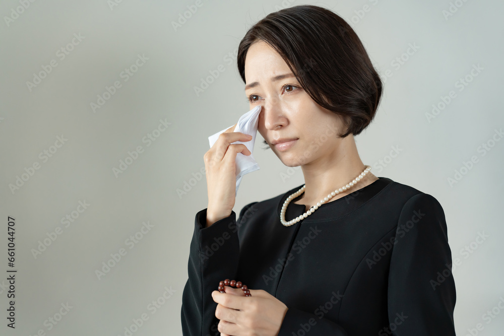 大切な人を亡くし悲しみの表情の女性 大切な人を亡くし悲しみの表情の女性