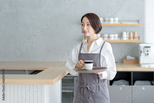 カフェで働く女性