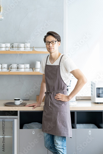 カウンターに立つカフェ店員男性　BAR photo