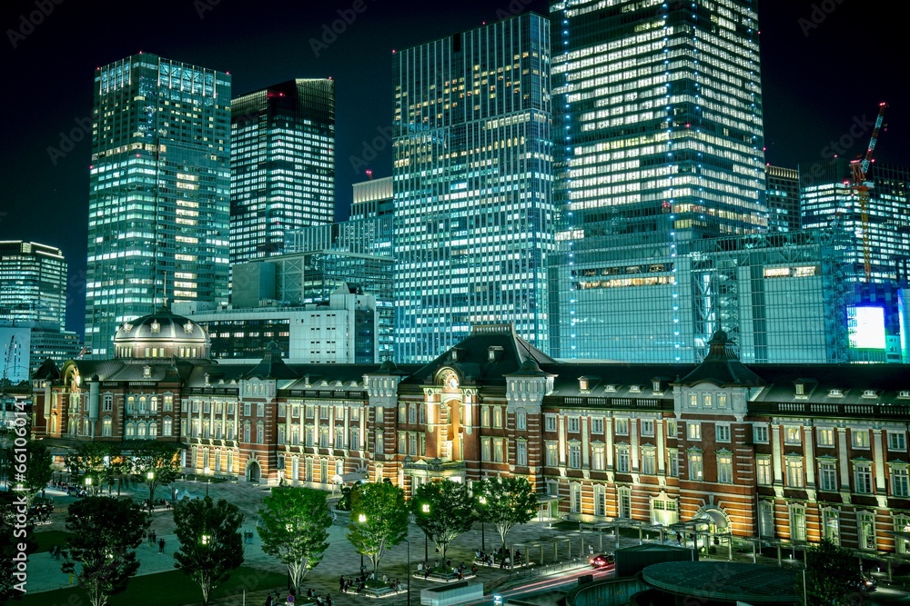 東京駅と高層ビル群の夜景（クール調）