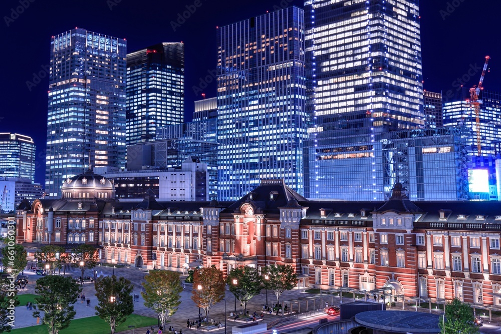 Φωτογραφία 東京駅と高層ビル群の夜景（クール調）