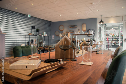 Grande Table à Manger avec Décorations pour les convives