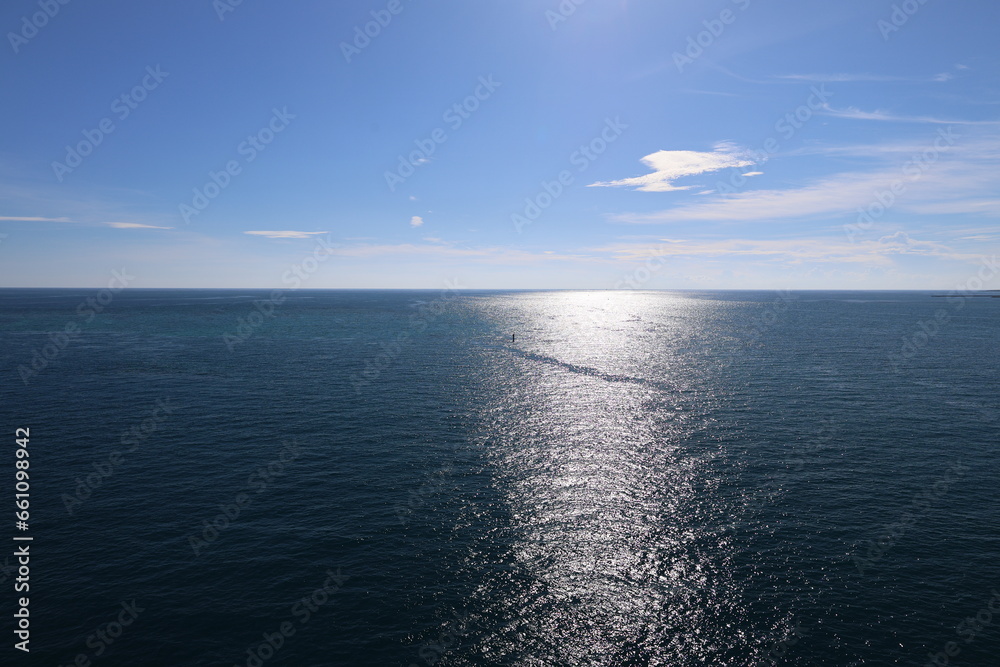 海に太陽の日差しが当たり反射している 海に太陽の日差しが当たり反射している